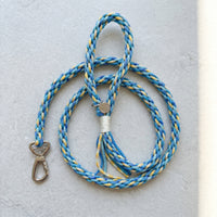 The Ocean Breeze colorway of The Traverse Braided Paracord Leash arranged in a symmetric loop configuration. color:Ocean Breeze